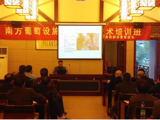 beat365官方网站理学院涂海华副教授在为学员们授课